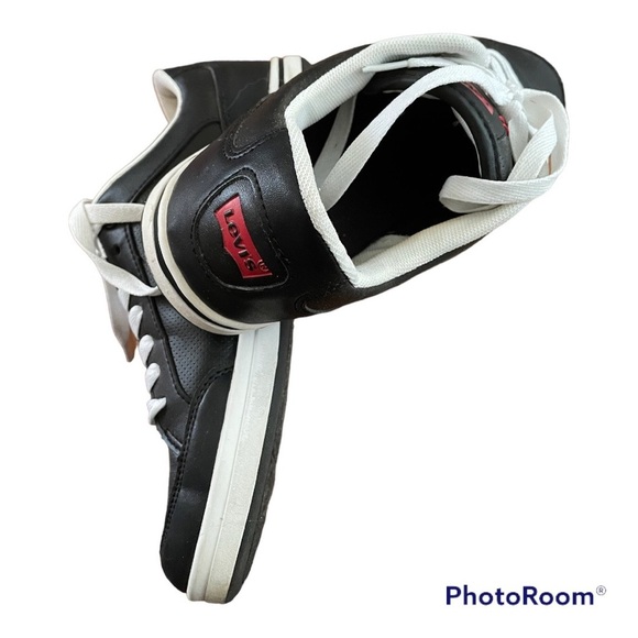 🐾 Levi’s men’s black leather sneakers size 91/2. In EUC - Picture 3 of 7